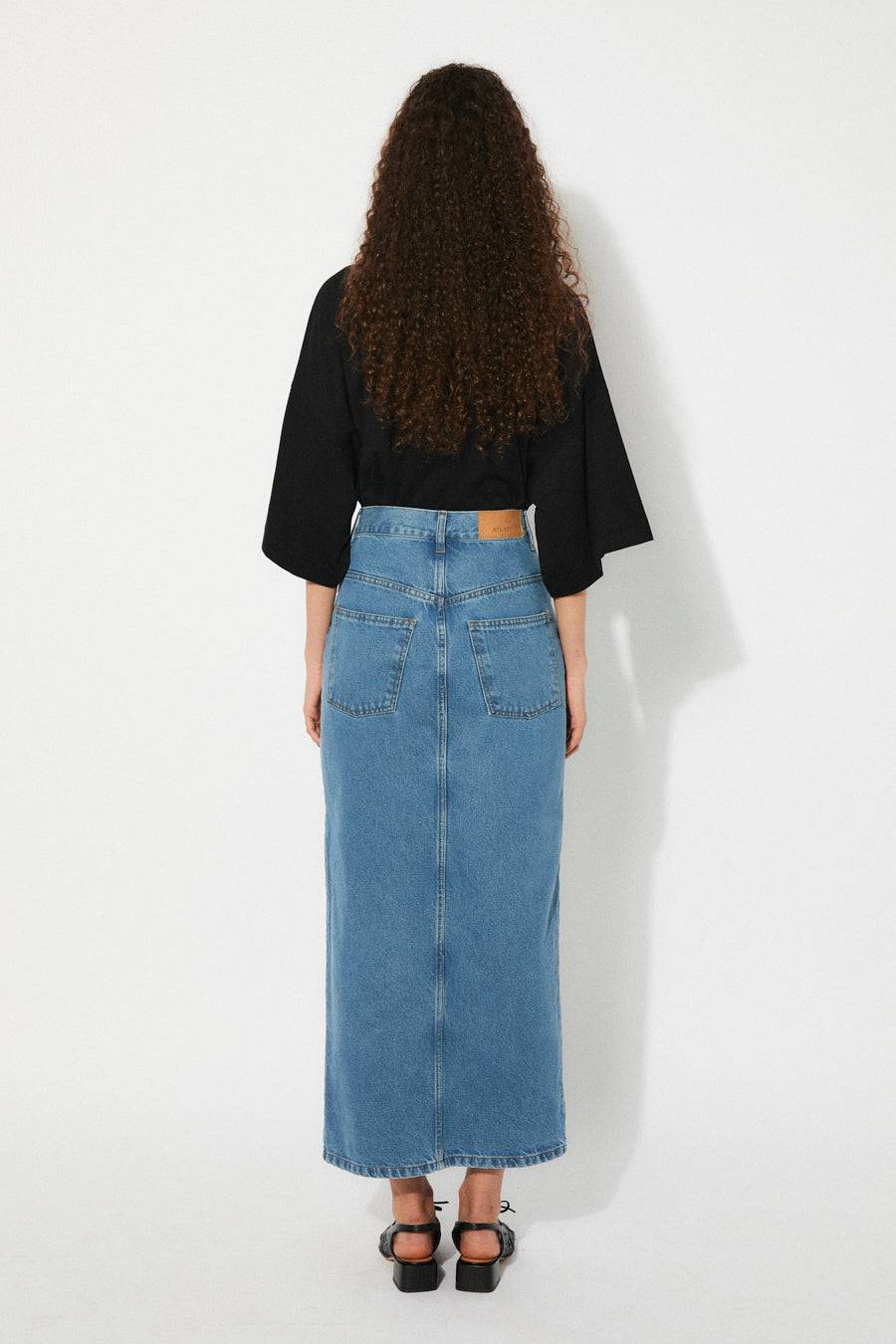 Rückansicht des Moliere Denim Skirts mit großen Gesäßtaschen und Lederpatch, ethisch produziert in Portugal für Damen