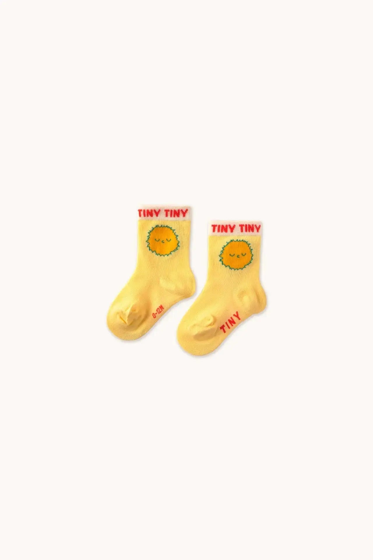 Gelbe Baby Sun Medium Socks mit fröhlichem Sonnenmotiv und rotem 'TINY TINY'-Schriftzug, ideal für 0-3 Monate in der Kategorie Socken & Accessoires.