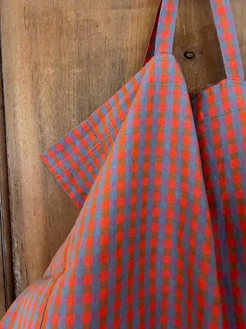 Detailansicht der Linge Particulier Bag Large in Rosa/Blauem Gingham aus Leinen – hochwertiges Damenaccessoire für Alltag und Reisen.