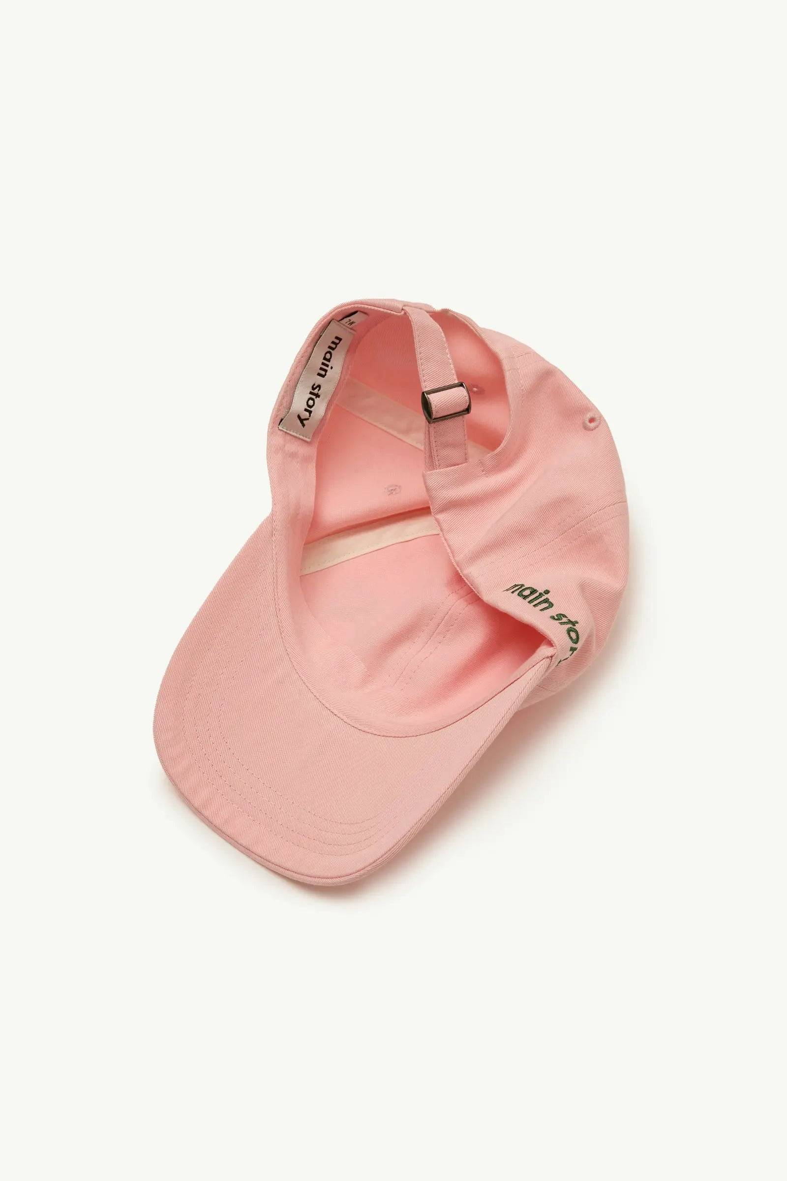 Innenansicht der Cap Peach Twill mit verstellbarem Metallverschluss und 'main story'-Branding, perfekte Unisex-Mütze für Frühling und Sommer.
