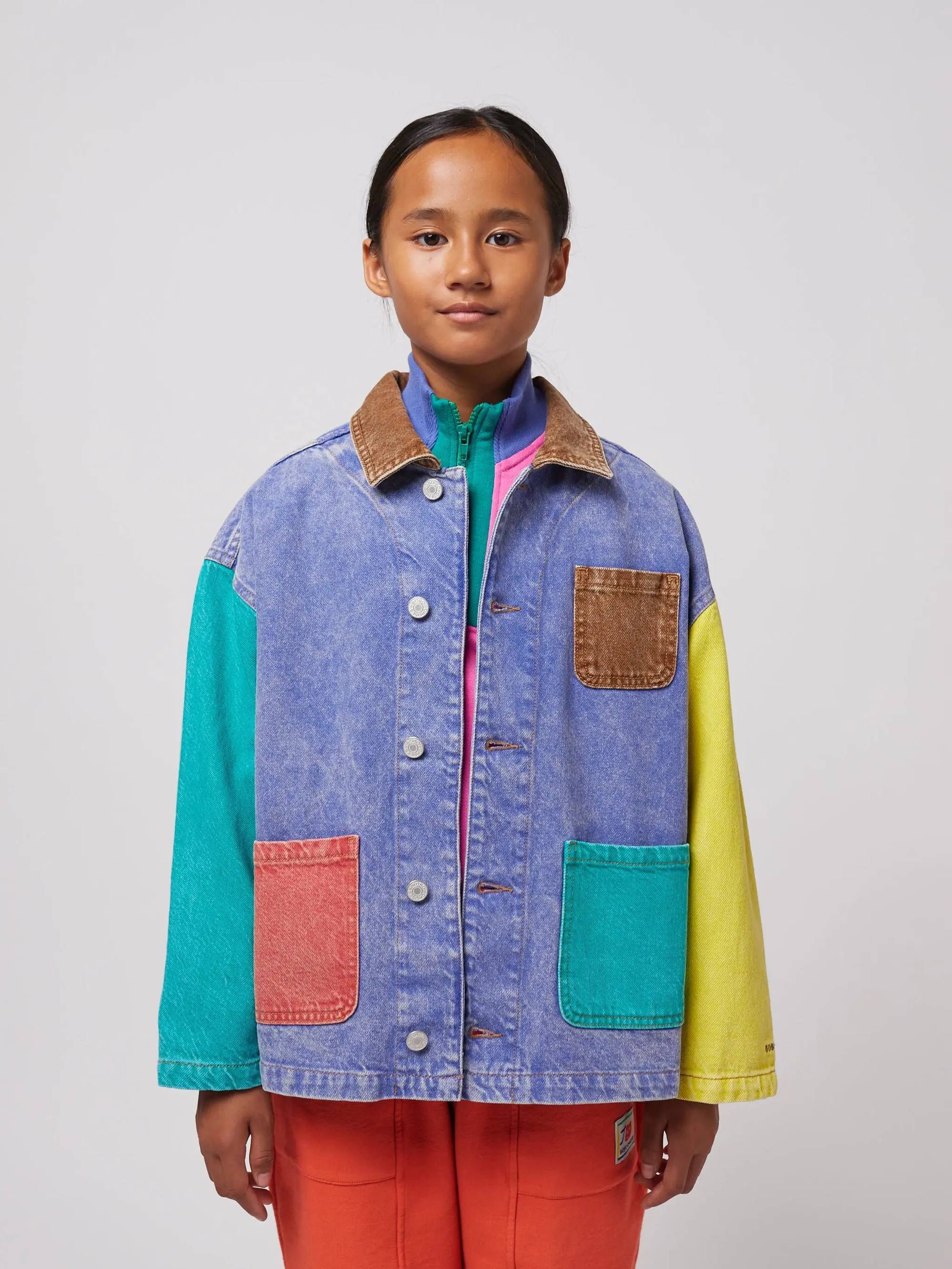 Color Block Denim Jacket für Kinder mit bunten Ärmeln und Taschen, ideal für Jungen und Mädchen von 4 bis 12 Jahren.