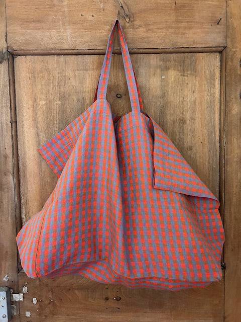 Große Linge Particulier Tasche in Rosa/Blauem Gingham-Muster aus Leinen, ideal als stilvolles Accessoire für Damen von Zirkuss SS25.