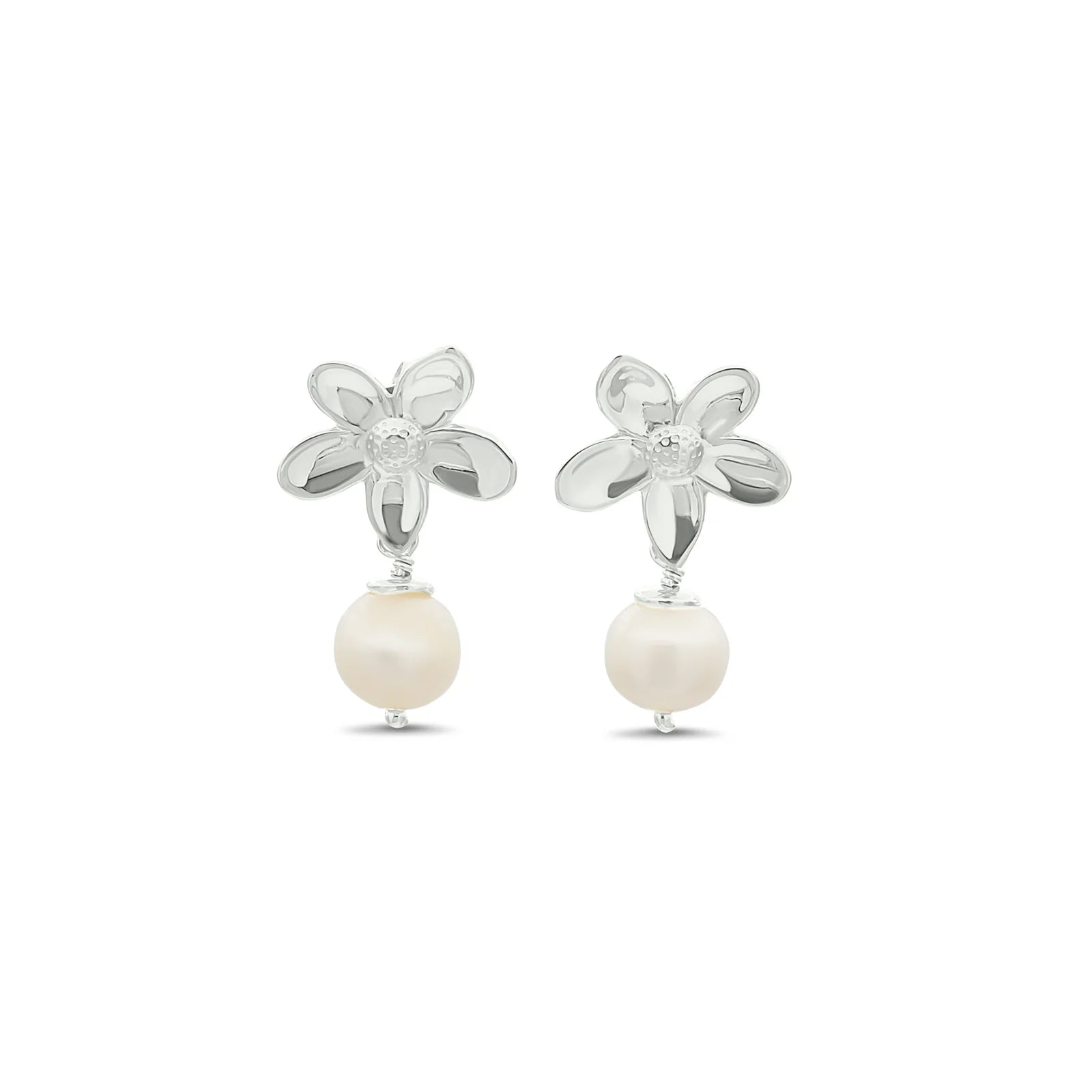FLOWER PEARL Earrings silver mit handgefertigten Blüten aus recyceltem Silber und eleganten Perlenanhängern. Zeitloses Schmuckstück für Damen.
