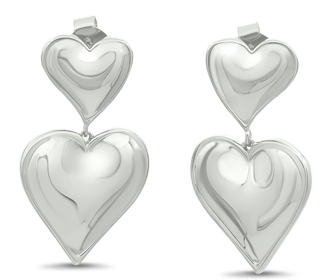DOUBLE HEARTS Earrings silver aus recyceltem 925er Silber mit zwei glänzenden Herzformen, ideal für Alltag und besondere Anlässe.