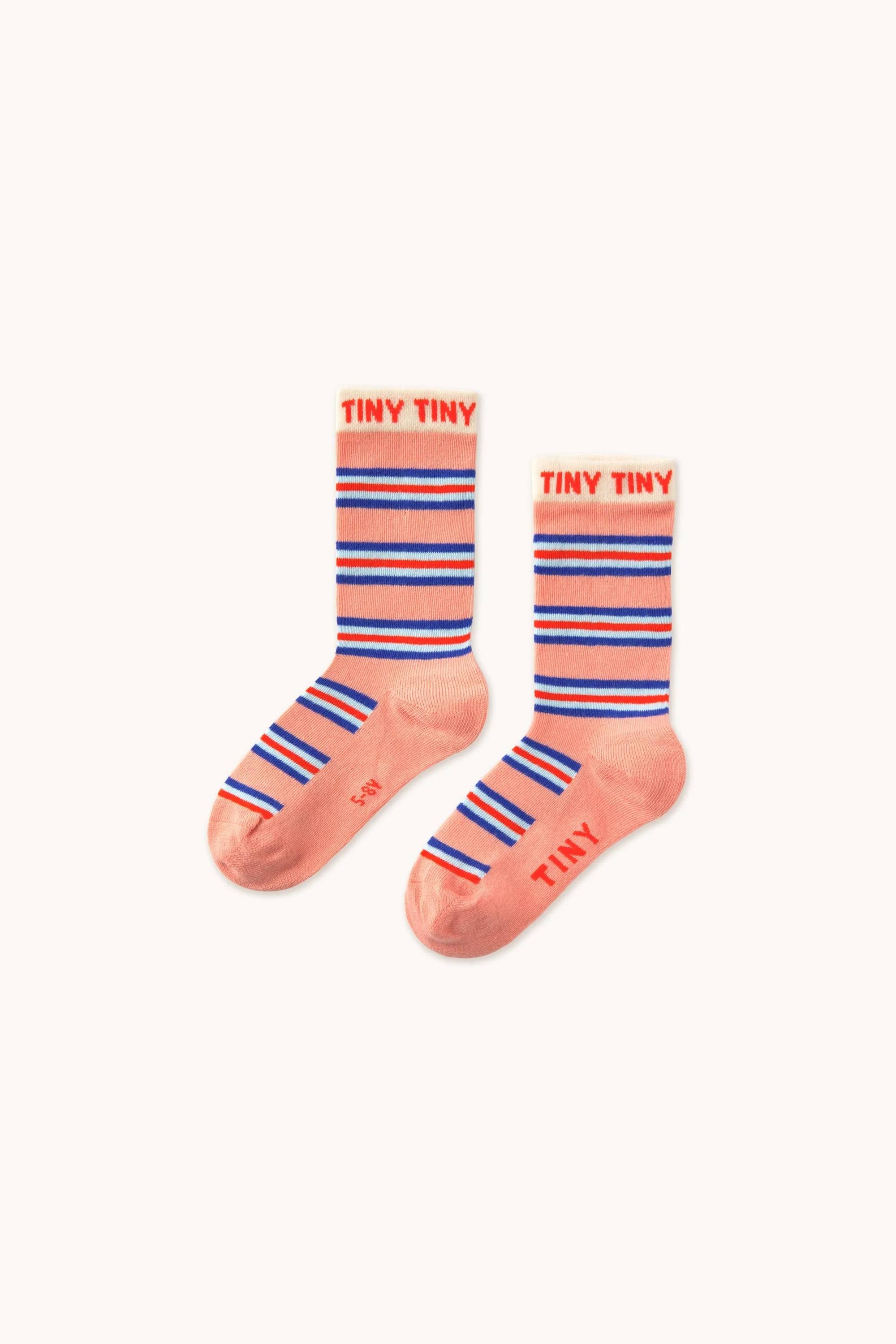 Multicolor stripes medium Socks Dark Pink mit blauen und roten Streifen, mittelhoch, ideal für Kinder von 2 bis 16 Jahren. Stylische Socken aus der Tinycottons SS25 Kollektion.