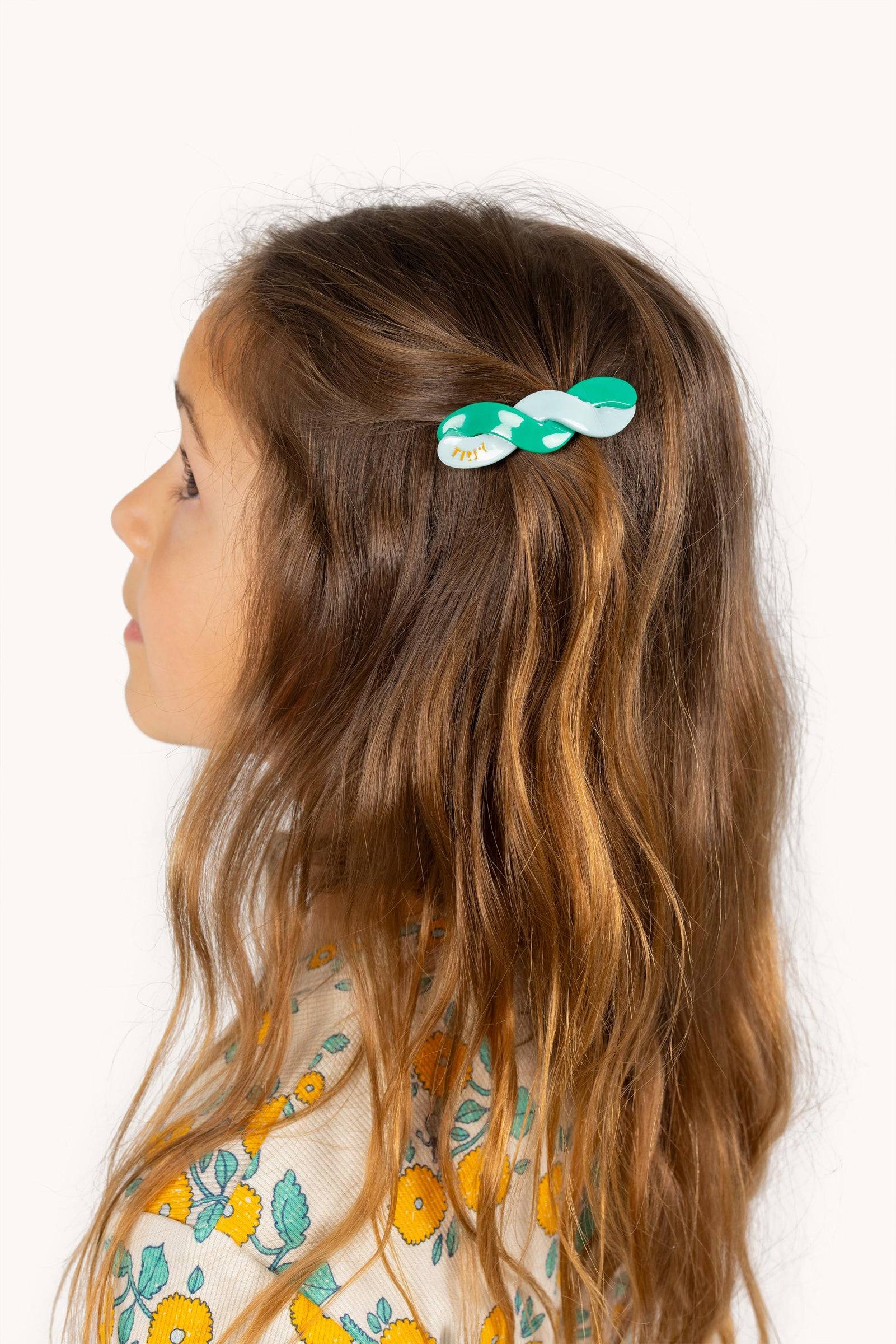 Mädchen mit TINY Big Hair Clip in Grün und Mint im Haar, ideal als modisches Accessoire für Kinderfrisuren in der Kategorie Haaraccessoires.