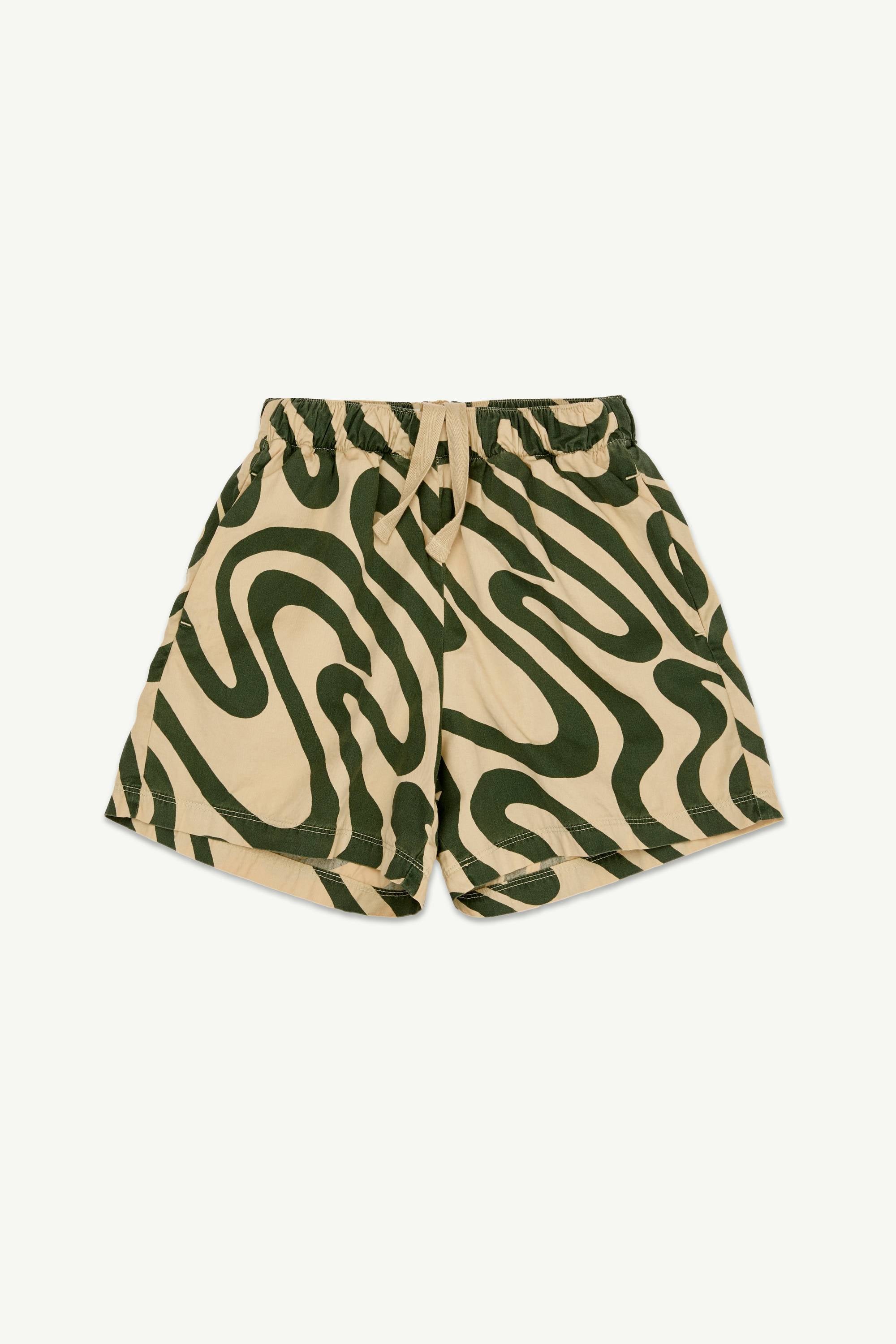 Woven Short Banana Printed Twill für Kinder mit grünem abstraktem Muster auf beigefarbenem Hintergrund, elastischer Bund mit Kordelzug.