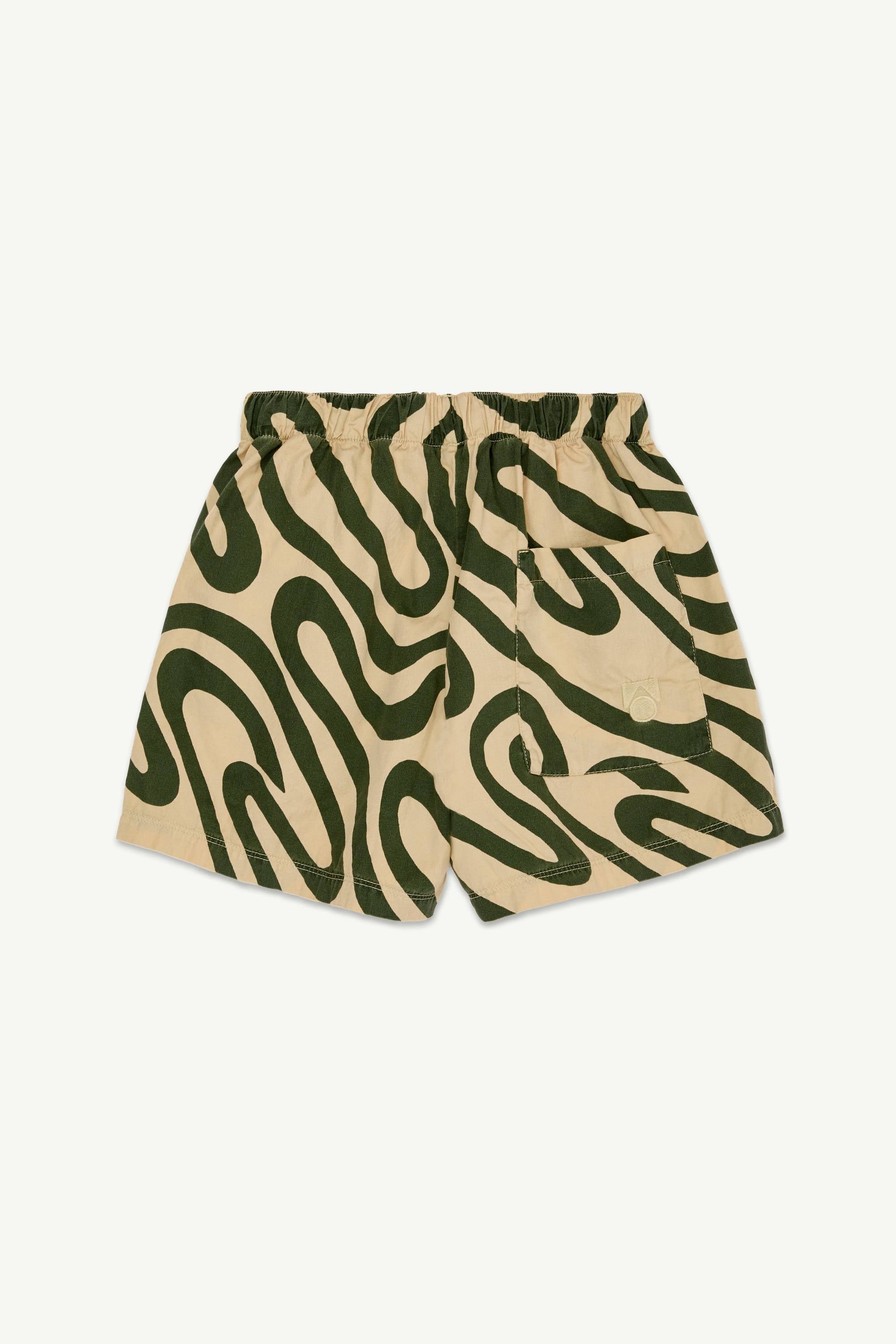 Rückansicht der Woven Short Banana Printed Twill mit Allover-Print und aufgesetzter Gesäßtasche, ideal für Jungen und Mädchen im Sommer.