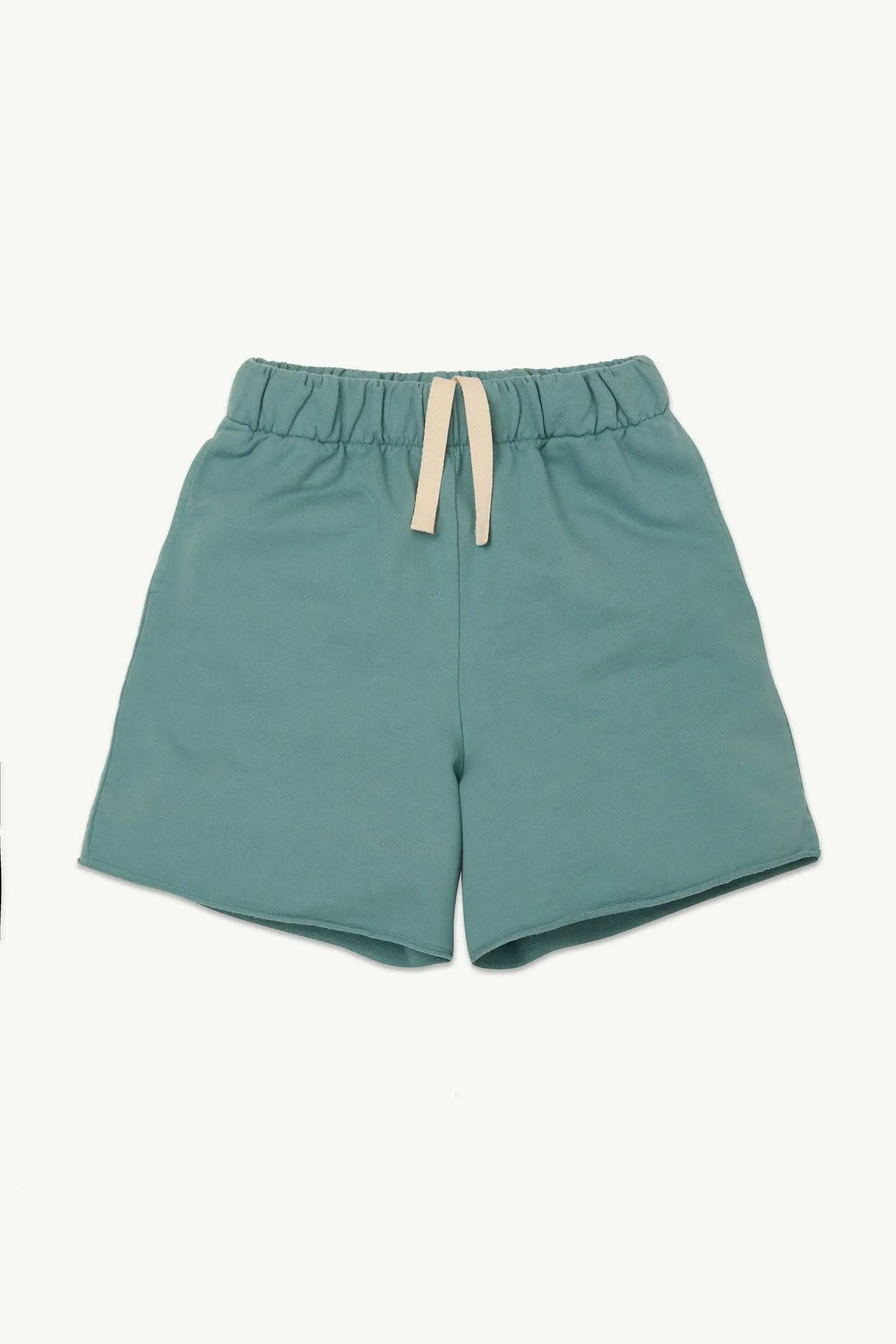 Skate Short Smoke Blue Fleece für Kinder mit elastischem Bund und cremefarbenem Kordelzug, ideal für Frühling/Sommer-Kollektion SS25.