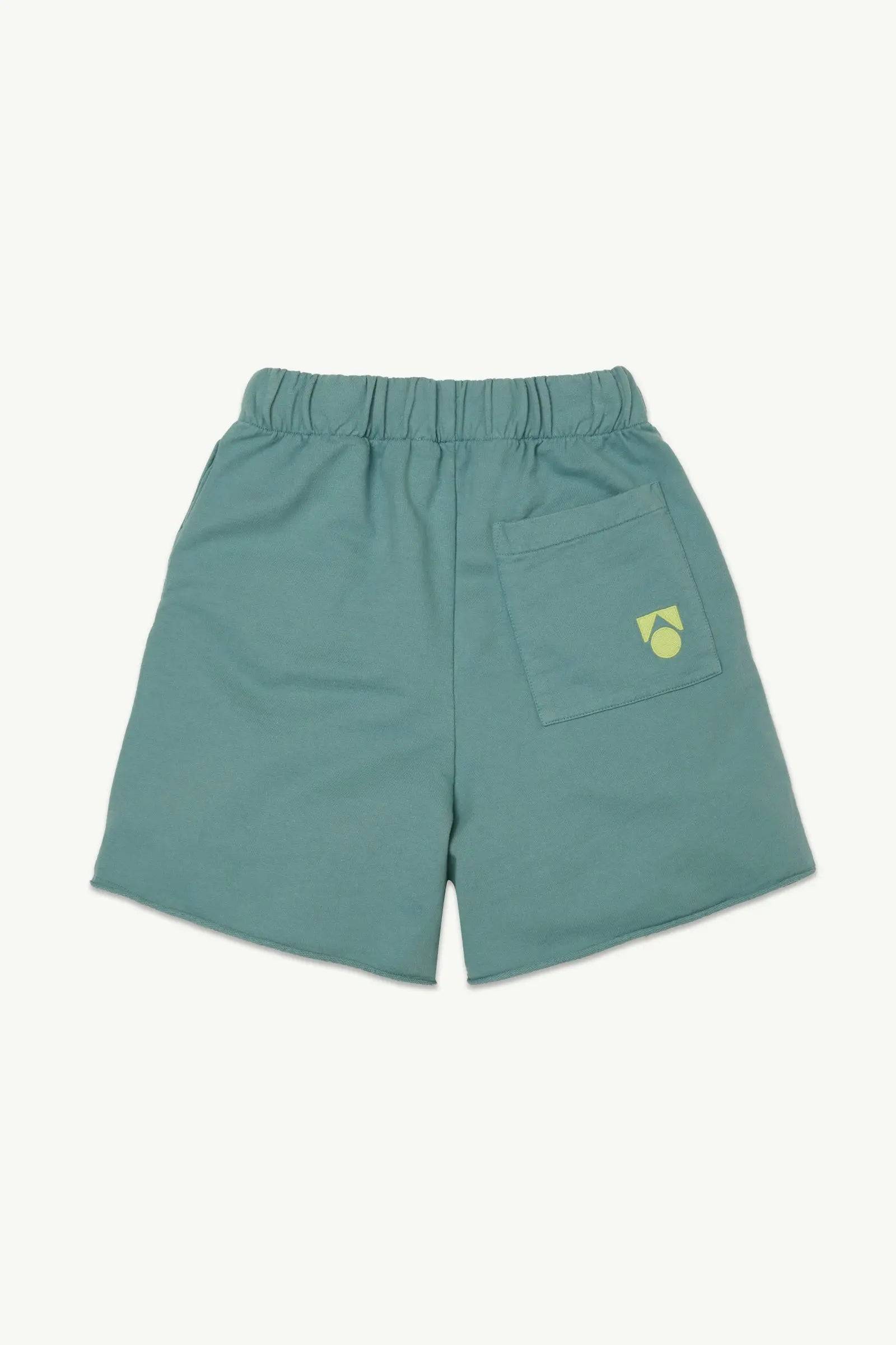 Rückansicht der Skate Short Smoke Blue Fleece mit Gesäßtasche und gelbem Logo-Print, perfekt für Jungen und Mädchen von 8–14 Jahren.