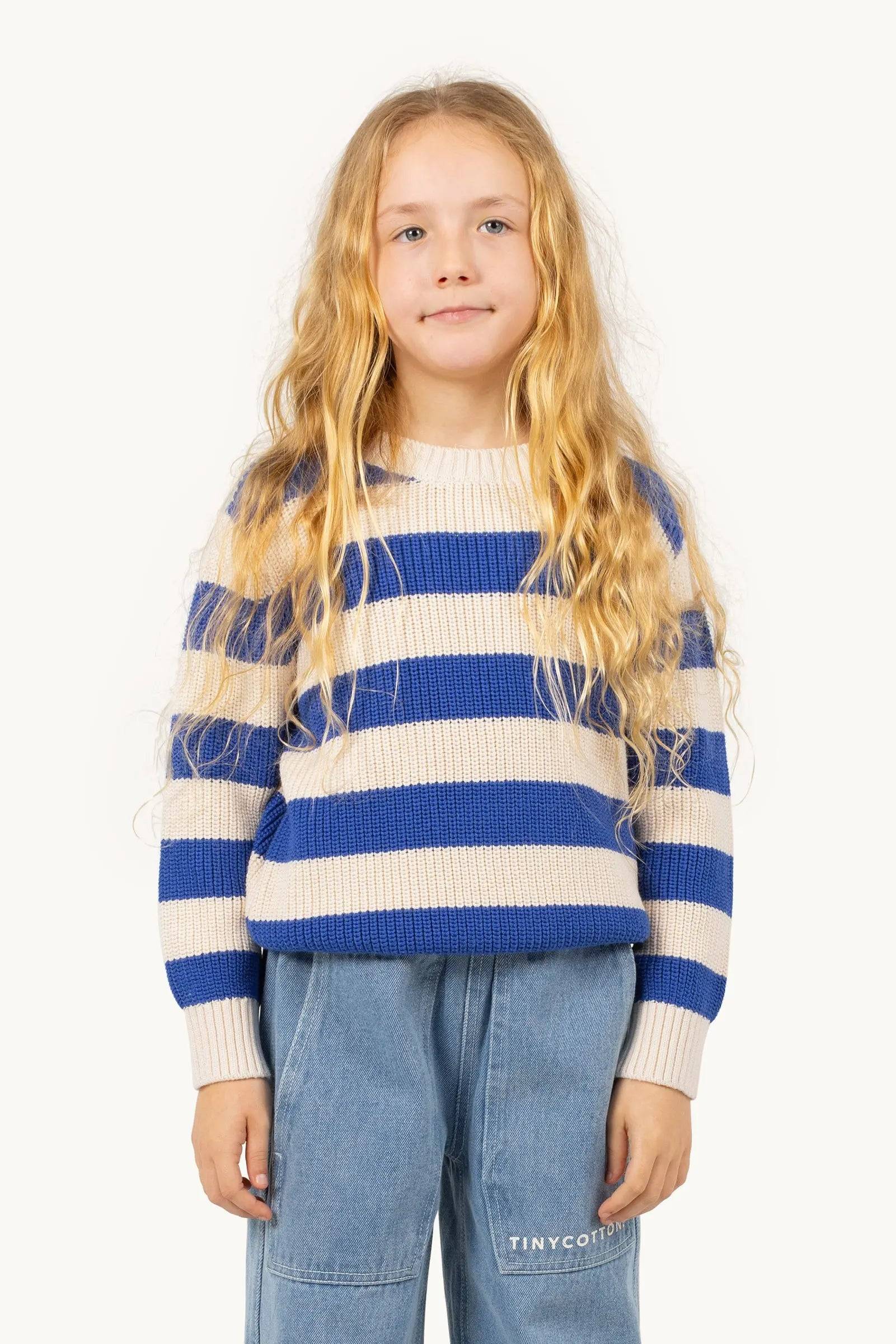 Stripes Knit Sweater light cream/ ultramarine für Kinder, gestreifter Pullover mit Rundhalsausschnitt, ideal für Frühling/Sommer-Kollektion SS25.