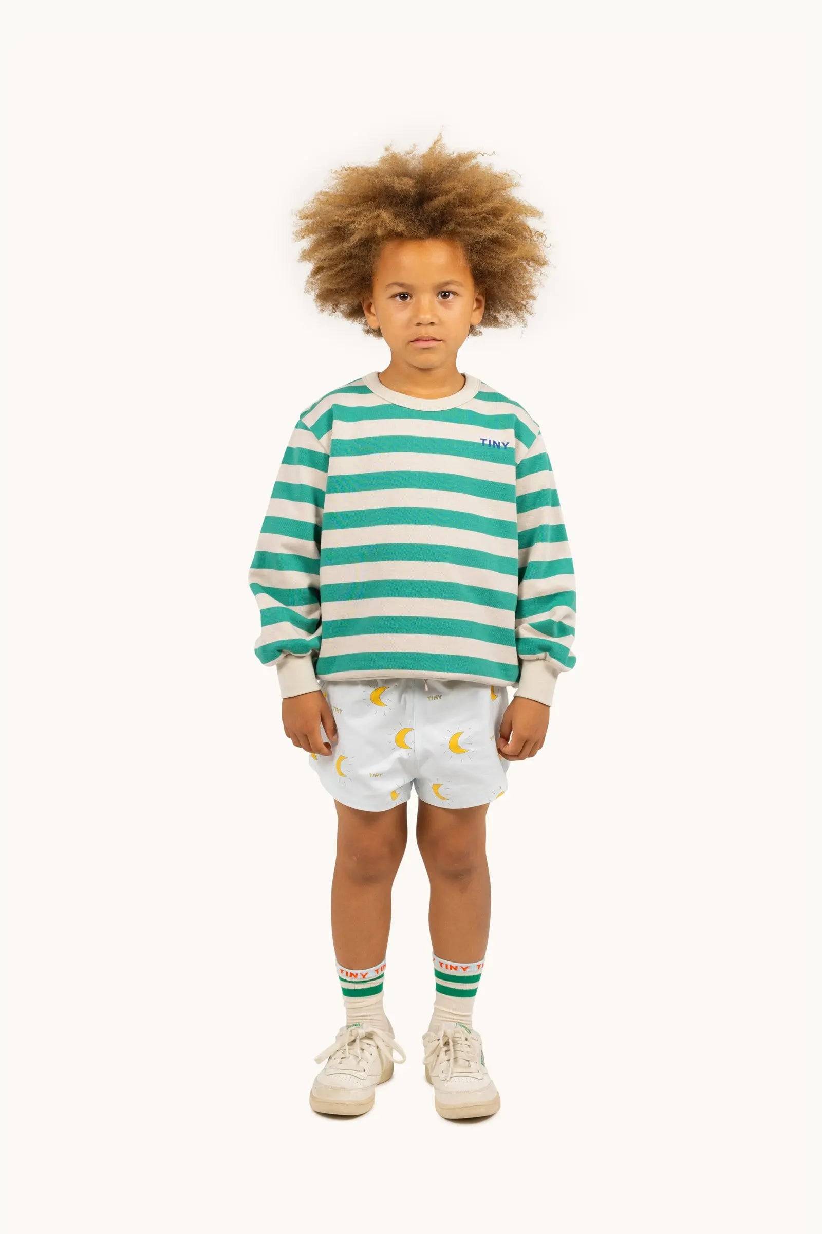 Stripes Sweatshirt für Kinder in Grün-Beige mit Rundhalsausschnitt, getragen von einem Kind aus der Tinycottons SS25 Kollektion.