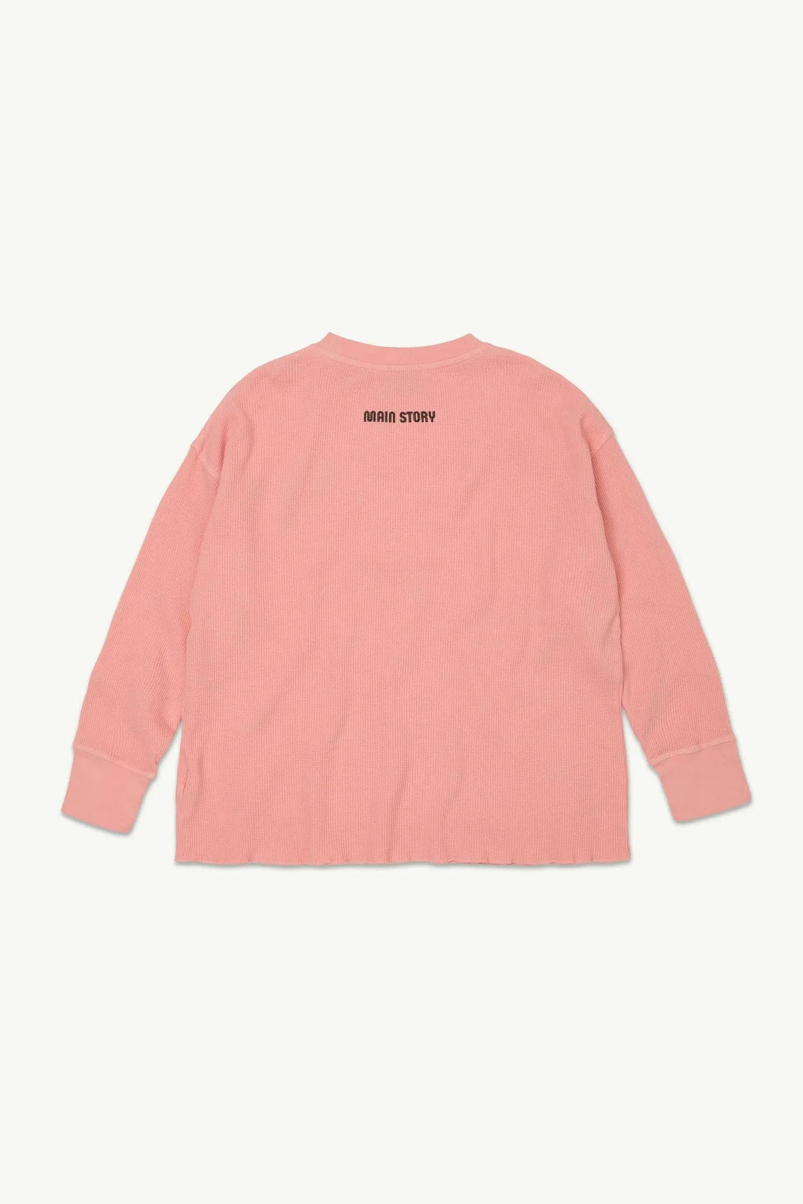 Rückansicht des Waffle Tee Peach Bud Kinderpullovers in Rosa mit MAIN STORY Schriftzug im Nackenbereich, perfekt für die SS25 Kollektion.