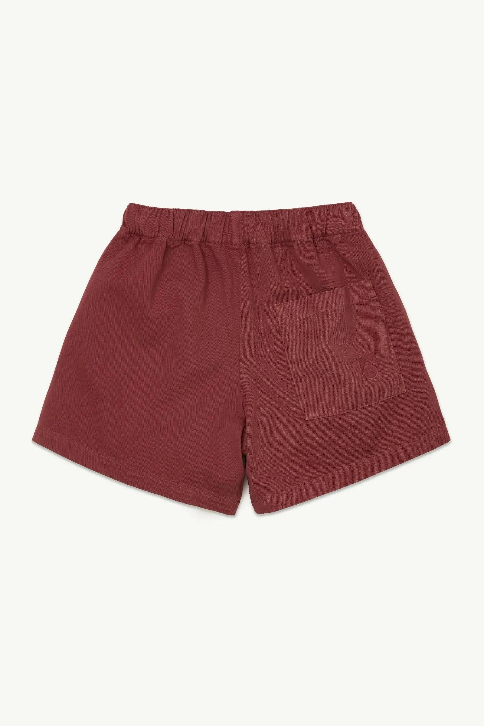 Rückansicht der Woven Short Brick Twill mit Gesäßtasche, bequeme Kinder-Shorts aus Baumwoll-Twill für die Kollektion Main Story SS25.