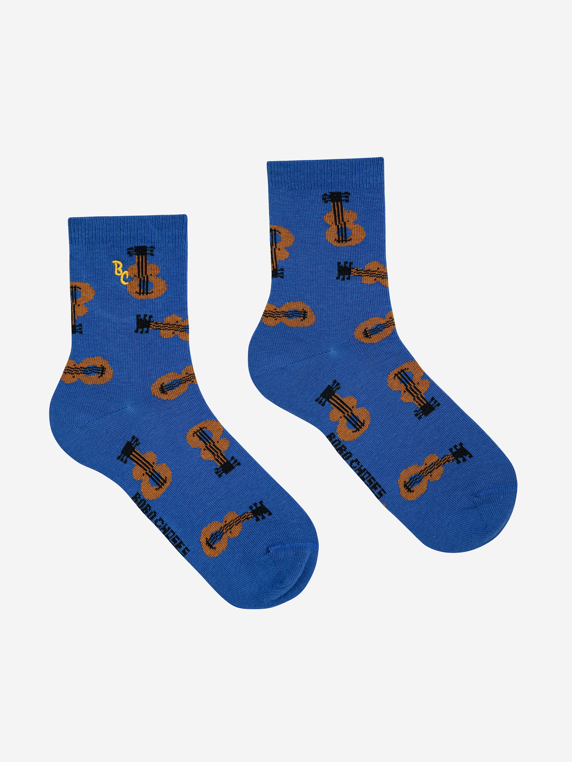 Kurze Socken mit Akustikgitarre