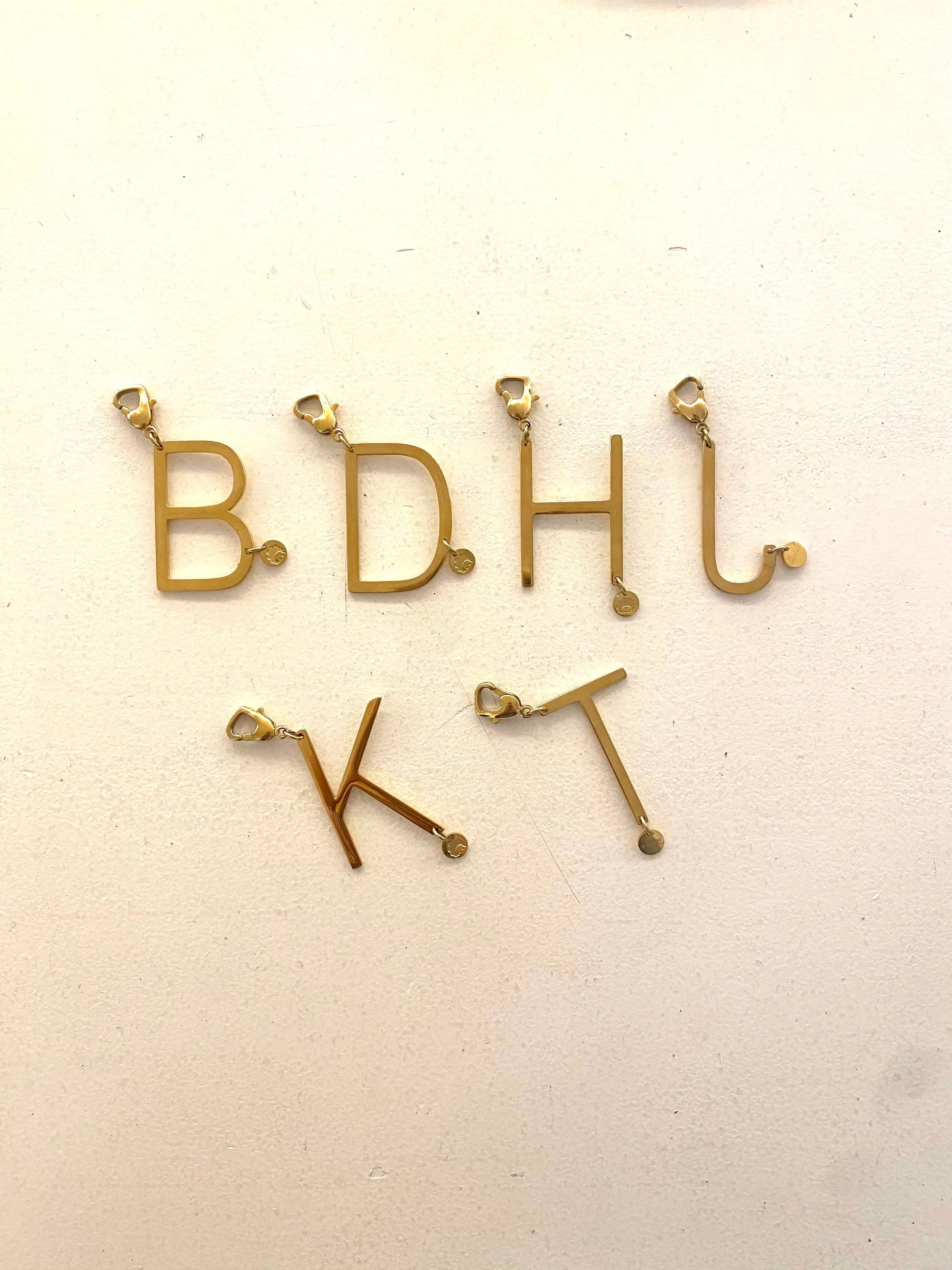 Goldkettenanhänger mit Alphabet-Buchstaben