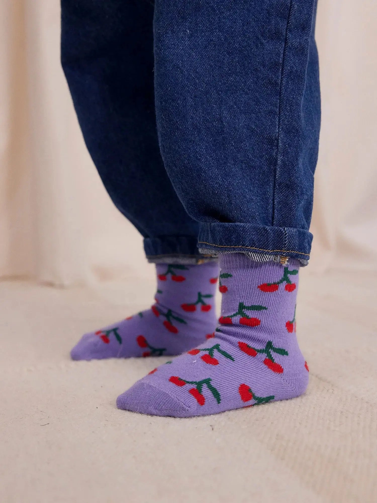 Kurze Socken mit durchgehendem „Cherry“-Print