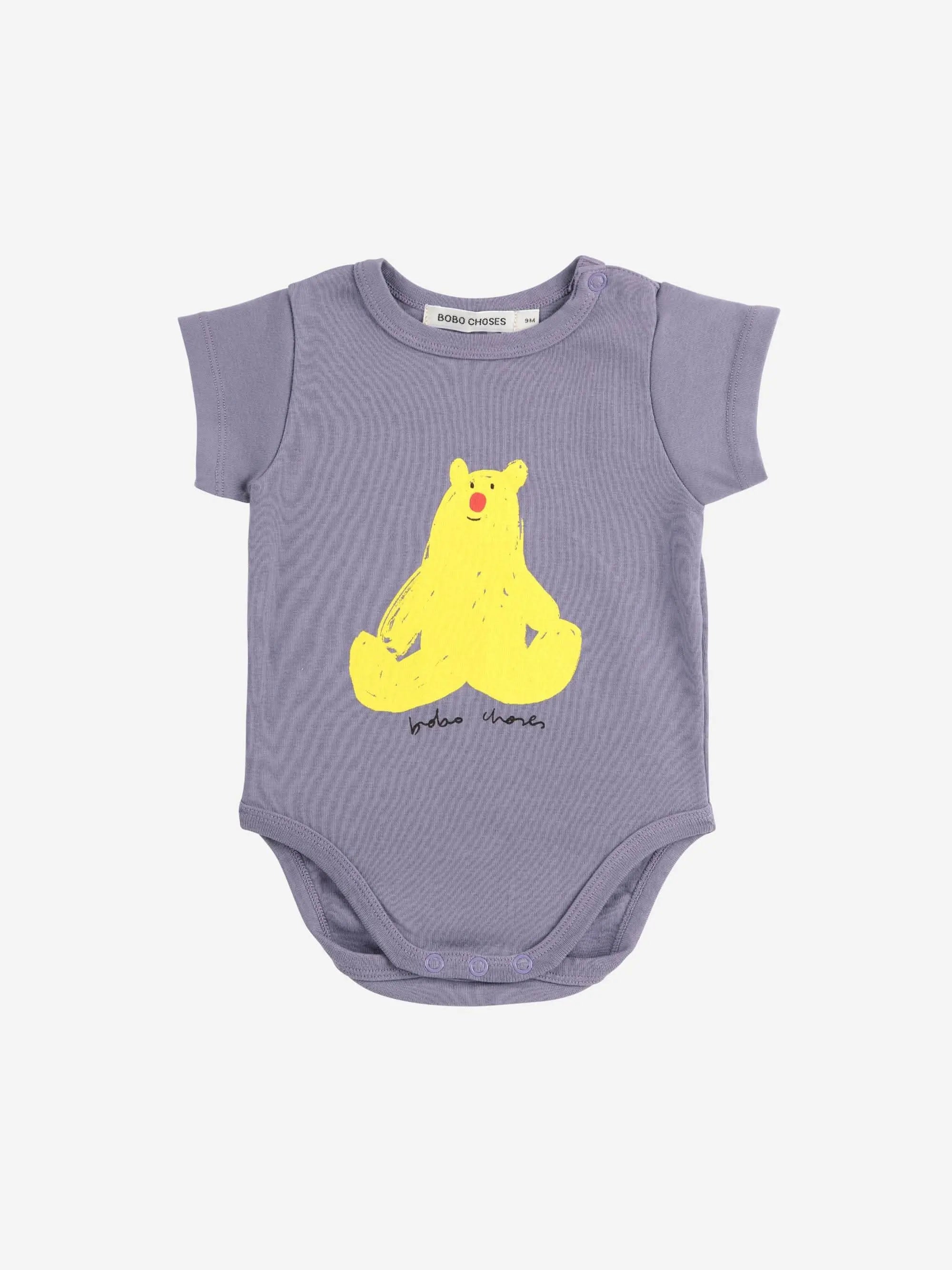 Kurzärmeliger Baby Hug Me Bear Body in Lila mit gelbem Bärenprint von Bobo Choses, ideal für Babys von 0–24 Monaten.