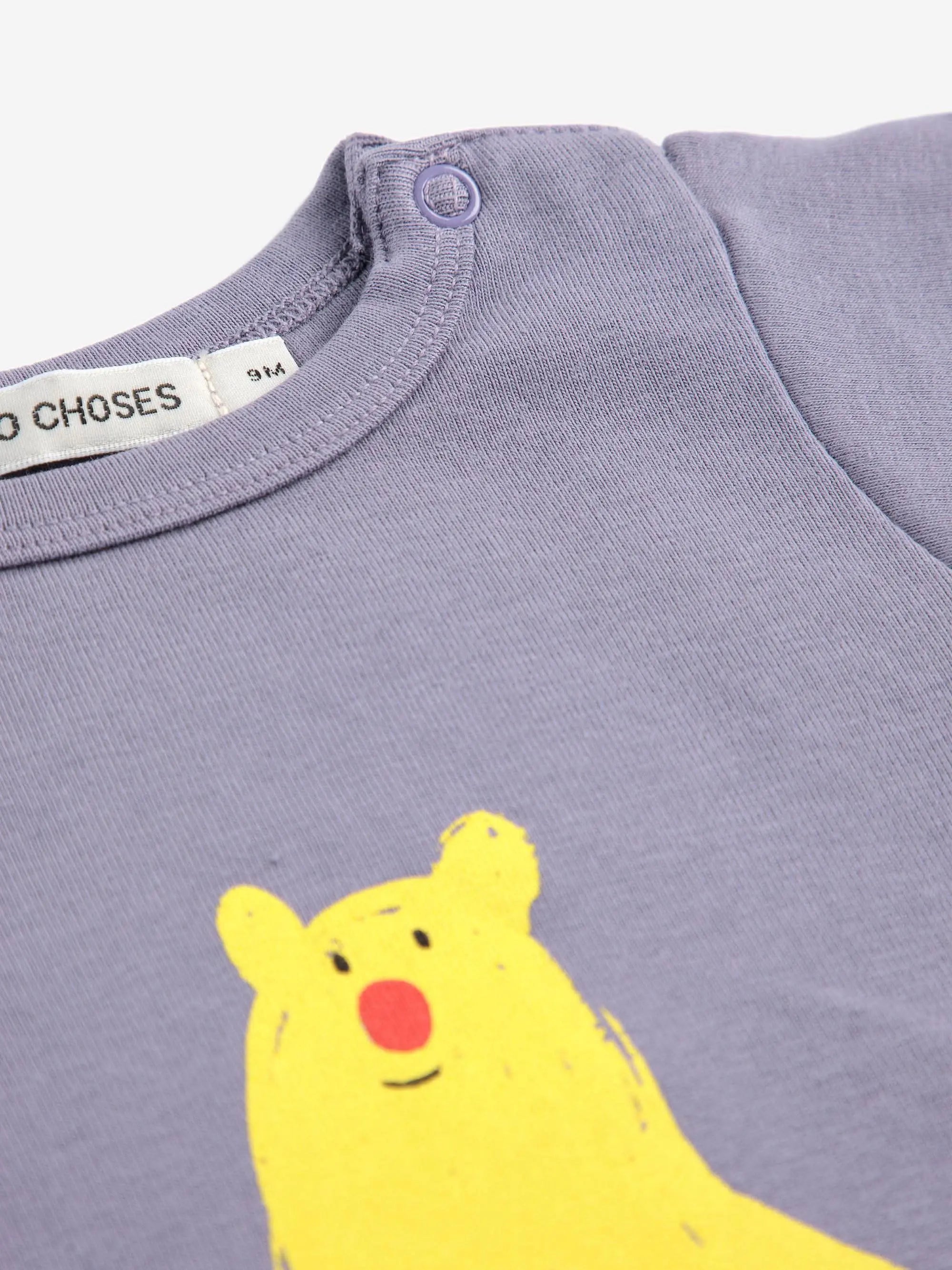 Detailansicht des Baby Hug Me Bear Body mit gelbem Bärenmotiv und Druckknopfverschluss an der Schulter, von Bobo Choses.