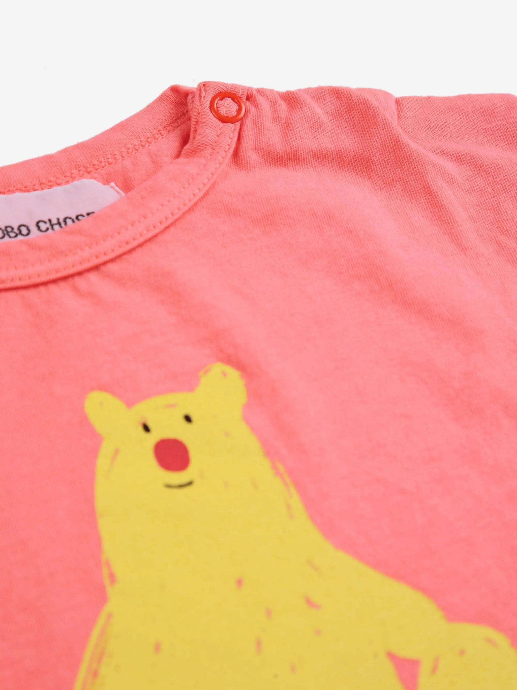 Detailansicht des Baby Hug Me Bear T-shirts mit gelbem Bärenprint und praktischem Schulterknopf für einfaches Anziehen bei Babys.