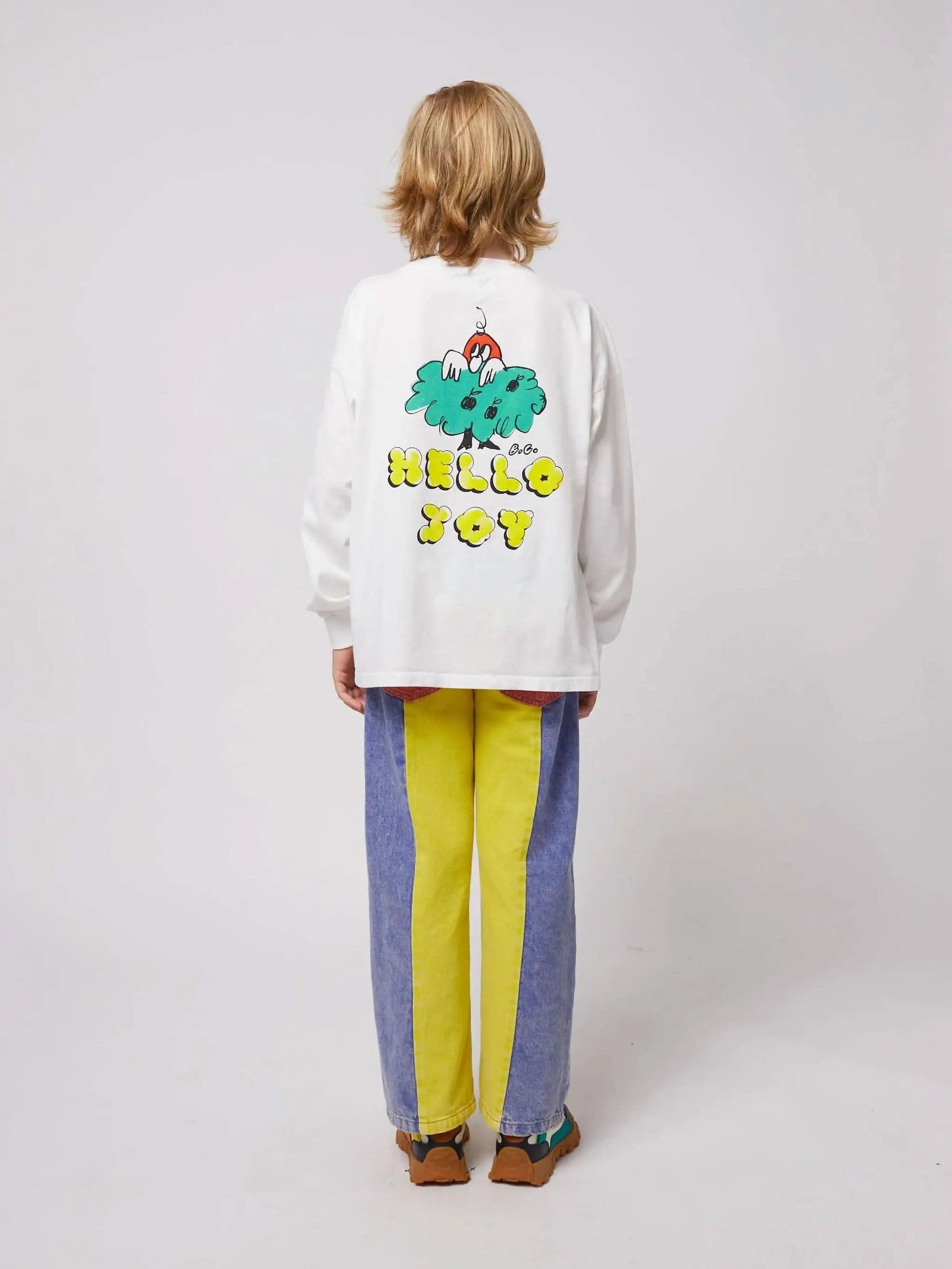 Langärmeliges Hello Joy T-Shirt von Bobo Choses mit farbenfrohem Rückendruck für Kinder, ideal für 6- bis 9-Jährige. Perfekt für Frühling/Sommer 2025.
